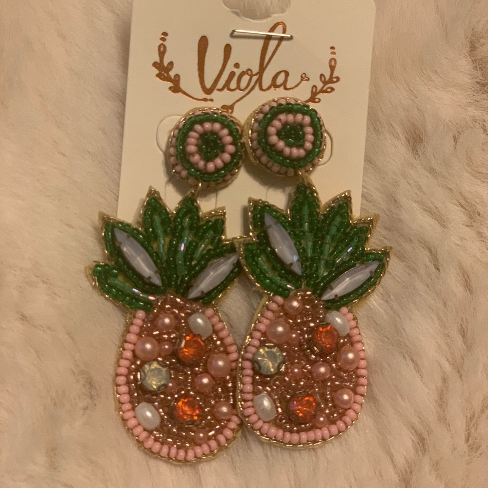Pineapple seed bead post back earrings.